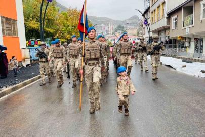Beytüşşebap’ta minik çocuk yağmurlu havada askerlerin kortejine eşlik etti