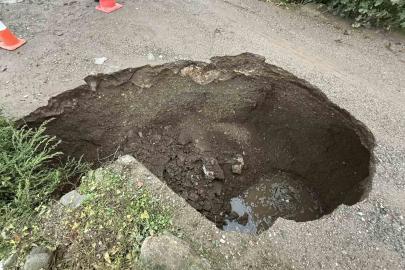 Biga’da sağanak yağışa dayanamayan yol çöktü