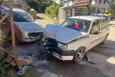 Bilecik’te otomobil elektrik direğine çarptı: 1 yaralı