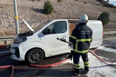Bilecik’te seyir halindeki ticari araç alev aldı