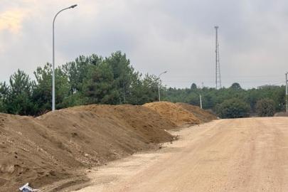 Bilecik’te yol kenarına dökülen kumlar tehlike saçıyor