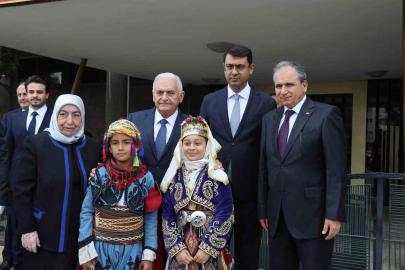 Binali Yıldırım, Uşak’ta anaokulu açılışına katıldı