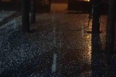 Bingöl’de dolu etkili oldu, şimşekler geceyi aydınlattı