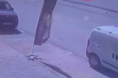 Binmek için kapısını açtığı otomobil, çarpmayla yerinden fırladı: O anlar kamerada