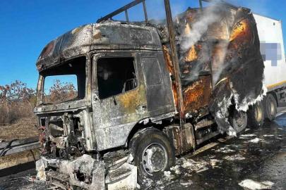 Bolu’da kargo yüklü tır alev alev yandı