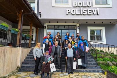 Bolu’da polis eşleri yaşlılarla bir araya geldi