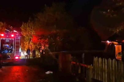 Bolu’da üzerine yıldırım düşen ev alev alev yandı