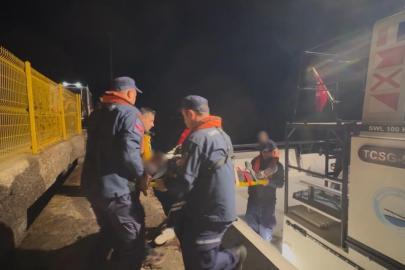 Bozcaada’da trafik kazası geçiren yaralının tıbbi tahliyesi Sahil Güvenlik ekiplerince gerçekleştirildi
