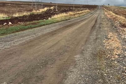 Bozuk köy yolu sürücülerin tepkisine neden oluyor
