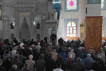 Bu camide cuma namazında engeller işaret diliyle aşılıyor