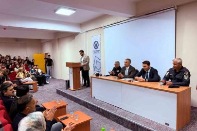 Buharkent’te üniversite öğrencileri yerel yönetimleri konuştu
