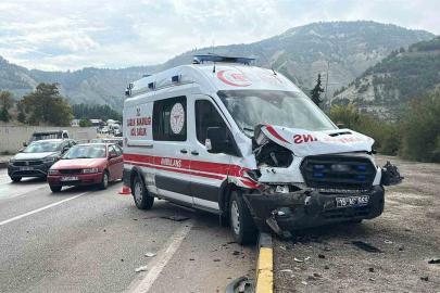 Burdur’da ambulansın karıştığı zincirleme kaza: 7 hafif yaralı