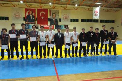 Burhaniye’de Cumhuriyet Kupası Turnuvası ödülleri sahiplerini buldu