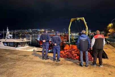 Bursa’da 350 kilo kaçak midye ele geçirildi