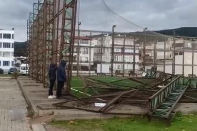 Bursa’da fırtına halı sahanın direklerini yıktı