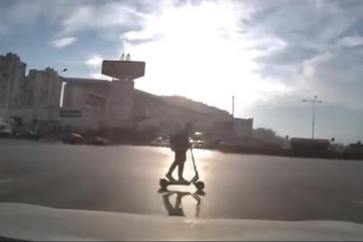 Bursa’da ışık ihlali yapan scooter sürücüsü kazadan kıl payı kurtuldu
