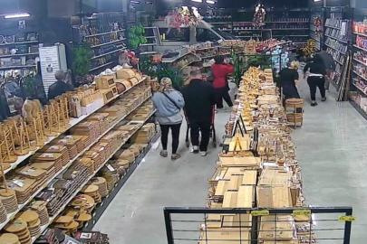 Bursa’da mağazaya servis aracı daldı: Müşteriler neye uğradığını şaşırdı