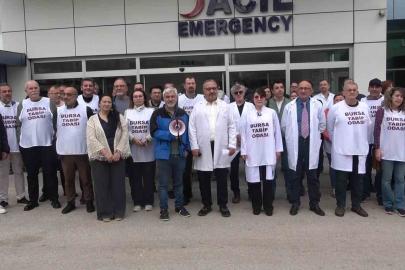 Bursa’da NEV Hastanesi önünde 6 aydır maaşlarını alamayan hekimlerden eylem
