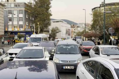Bursa’da sabah namazı yoğunluğu: Trafik tek şeride düştü