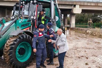 Bursa’da su taşkınında mahsur kalan vatandaşı jandarma kurtardı