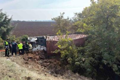 Bursa’da tır tarlaya uçtu: 1 yaralı
