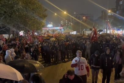 Bursa’da yağmura rağmen Can Bonomo ile Cumhuriyet coşkusu