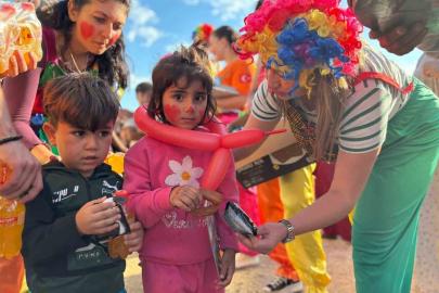 Çadırlarda yaşamak zorunda olan çocukların yüzü palyaçolarla güldü