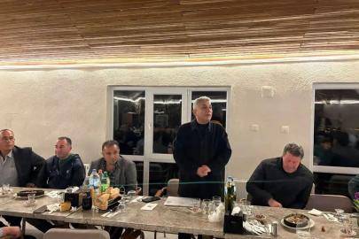 Çal Belediye Başkanı Ahmet Hakan, emekleri için muhtarlara teşekkür belgesi verdi