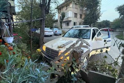 Çalıntı araçla polisten kaçtılar, kaza yapınca yakalandılar