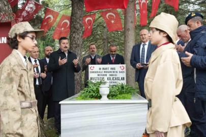 Çanakkale Boğazı’nı geçmek isteyen Fransız Denizaltısını batırmıştı, mezarı başında anıldı