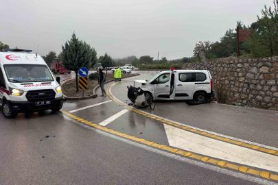 Çanakkale’de hafif ticari araç takla attı, sürücü yaralandı