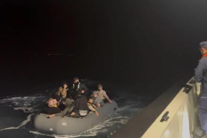 Çanakkale’de lastik botla sürüklenen 14 kaçak göçmen kurtarıldı
