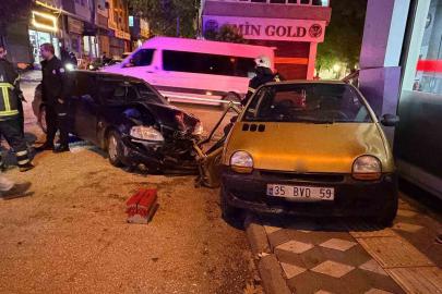 Çarpışan otomobiller iş yeri vitrinine çarparak durabildi: 2 yaralı