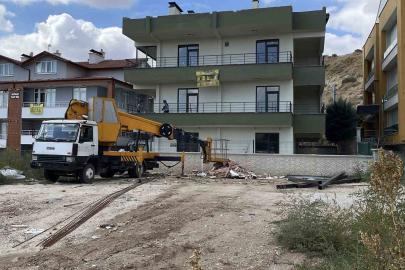 Çatıya demir çıkartmak isterken vinçten düşen işçi yaralandı