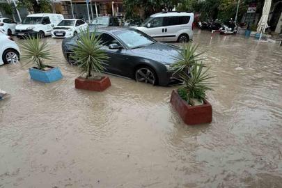 Çeşme’de şiddetli yağış hayatı olumsuz etkiledi