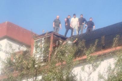 Çivril’de 4 katlı apartmanın çatısı alev alev yandı