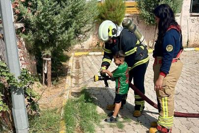 Cizre’de itfaiyecilerden miniklere yangın güvenliği eğitimi