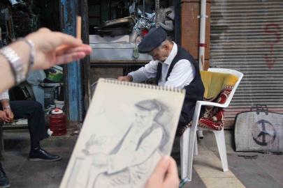 Cizreli öğretmen, unutulmaya yüz tutan meslek ustalarını karakalem çalışmasıyla resmediyor