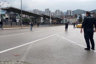 Çocuğunu göremeyen kadın boynuna bıçak dayadı, ekipler ikna etti