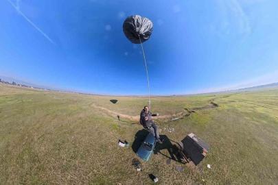Çöp poşetlerinden güneş enerjisiyle yükselen balon yaptı