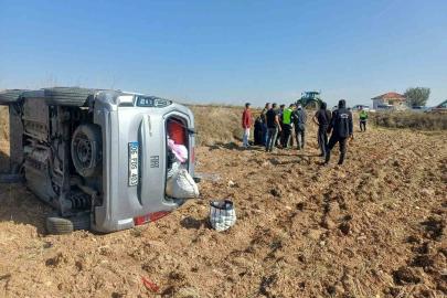 Çorum’da bariyerlere çarpan hafif ticari araç takla attı: 2 yaralı