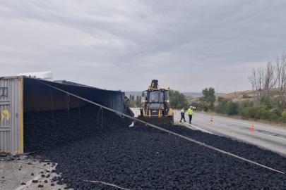 Çorum’da devrilen tırdaki kömürler yola saçıldı