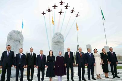 Cumhurbaşkanı Erdoğan ve Türk dünyası liderleri Medeniyet Parkı’nda fidan dikti