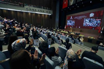 Cumhurbaşkanı Erdoğan: "Vesayetçilerin ördüğü tek tipçi duvarlar, AK Parti’yi ihya eden kadınların mücadelesiyle yıkılmıştır"