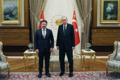 Cumhurbaşkanı Recep Tayyip Erdoğan, Türkiye Esnaf ve Sanatkârları Konfederasyonu (TESK) Genel Başkanı Mehmet Yiğiner’i Cumhurbaşkanlığı Külliyesi’nde kabul etti.