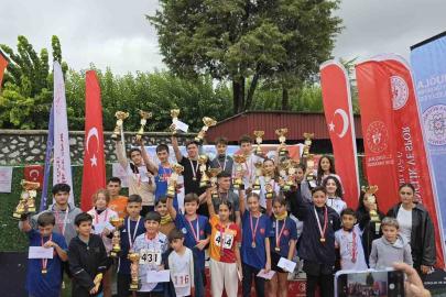 Cumhuriyet koşusunda dereceye girenler ödüllerini aldı