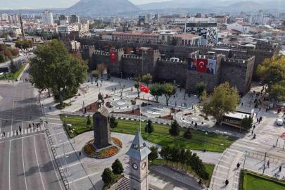 Cumhuriyet Meydanı’nın çehresi değişiyor