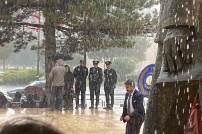 Cumhuriyetin 103. yılında yağmur altında çelenk sunuldu
