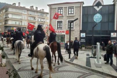 Cumhuriyet’in 103’üncü yıl dönümünde tarihi İstiklal Yolu’nu atlarla geçiyorlar