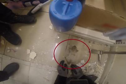 Demir profile sıkışan yavru kedinin kurtarılma anı kask kamerasında